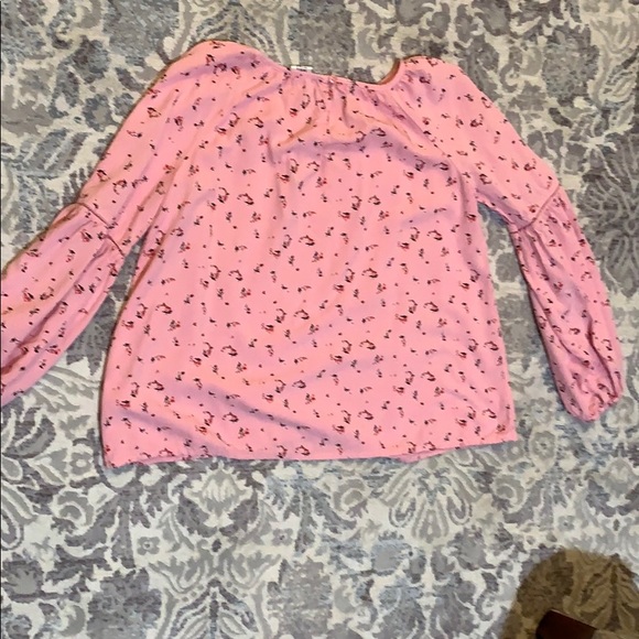 a cute top perfect for an event with jeans - Picture 2 of 3